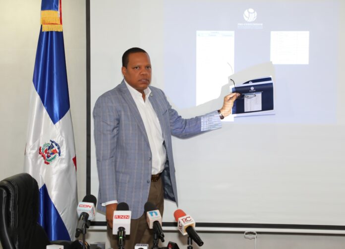 El director ejecutivo de Pro Consumidor, Eddy Alcántara, habla en la conferencia de prensa celebrada este martes en la sede de la institución.