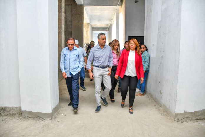 Momento en que el ministro Joel Santos Echavarría, acompañado por la gobernadora y el diputado, realiza un recorrido por la construcción del nuevo hospital de Dajabón.